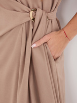 Ciemnobeżowa midi sukienka z krótkim rękawem