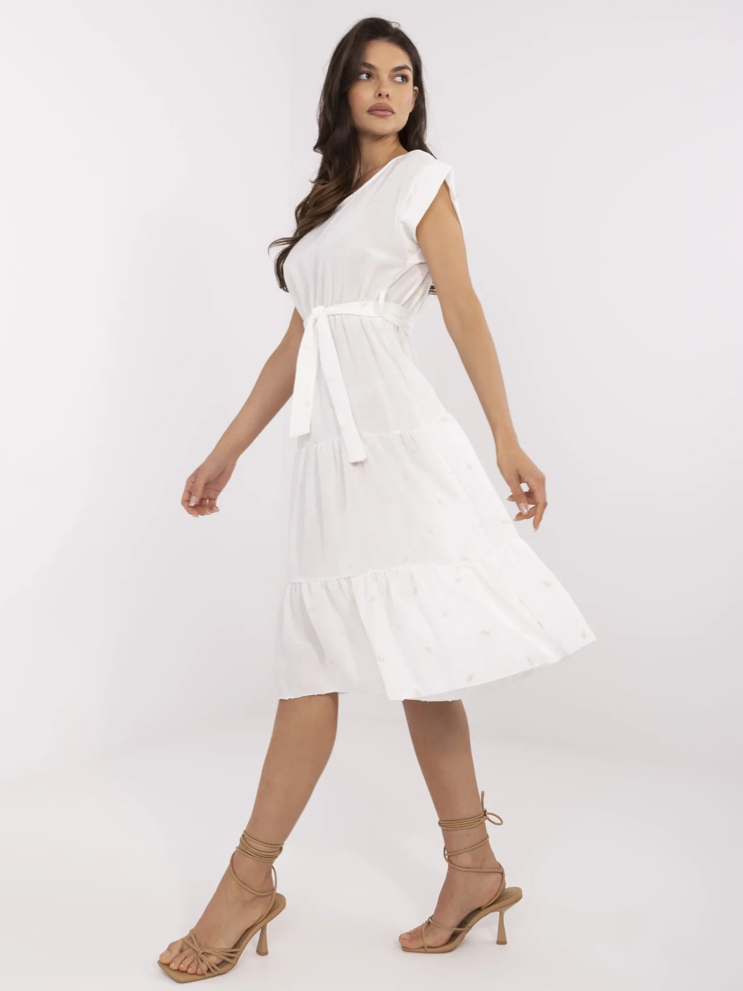 Ecru Sommerkleid mit kurzen Ärmeln.