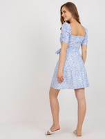 Hurt weiß-blaues Sommerkleid mit kurzen Ärmeln.