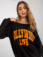 Juodai-oranžinė ilga oversize bliuzonė su užrašu.