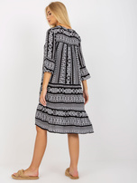 Czarna sukienka we wzory z falbaną i rękawem 3/4 