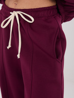 Burgundowe dresowe spodnie z przeszyciami