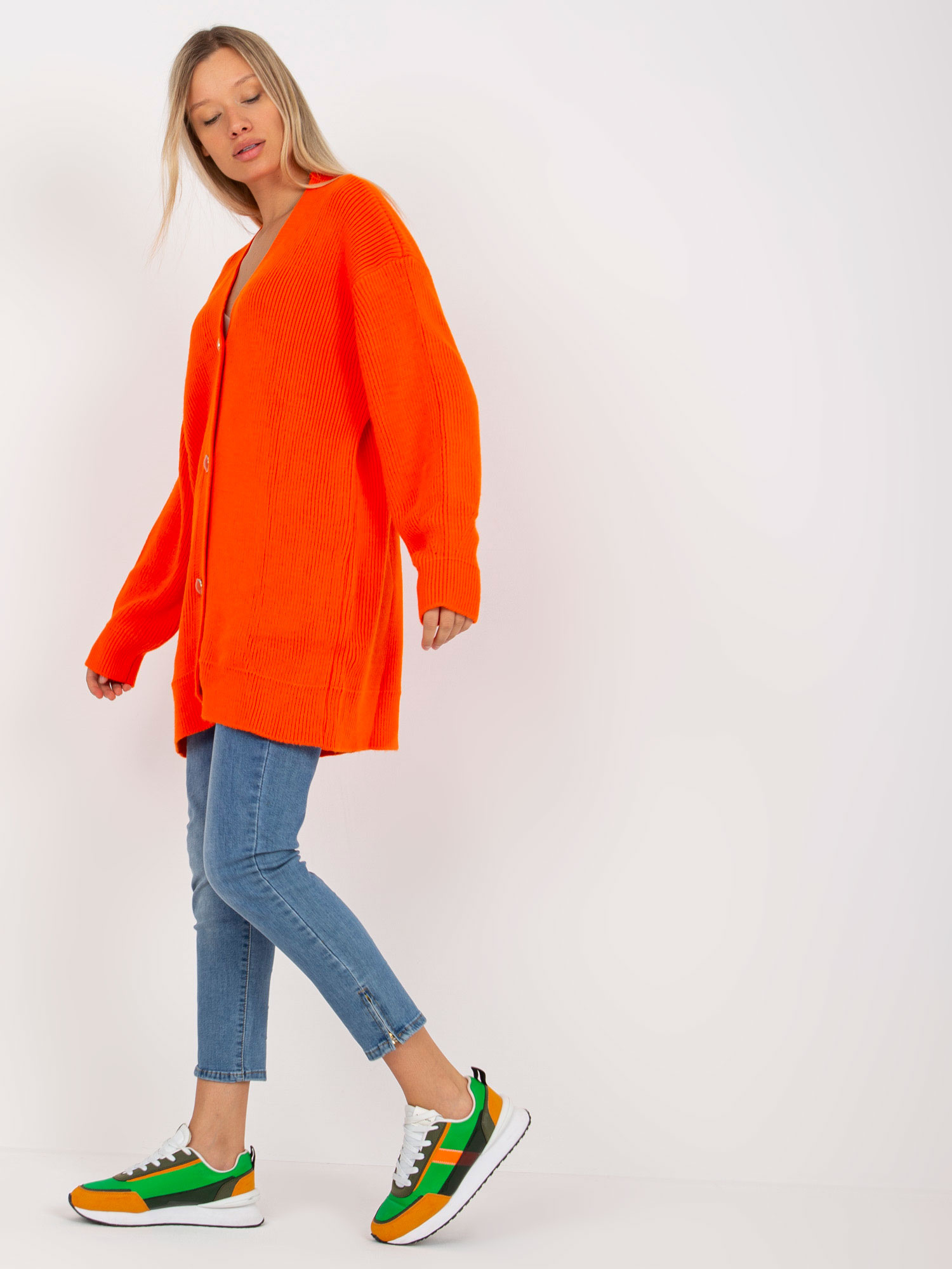 Pomarańczowy sweter rozpinany z ozdobnymi guzikami RUE PARIS