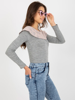 Hurt Szaro-jasnoróżowa bluzka z koronkowym wykończeniem