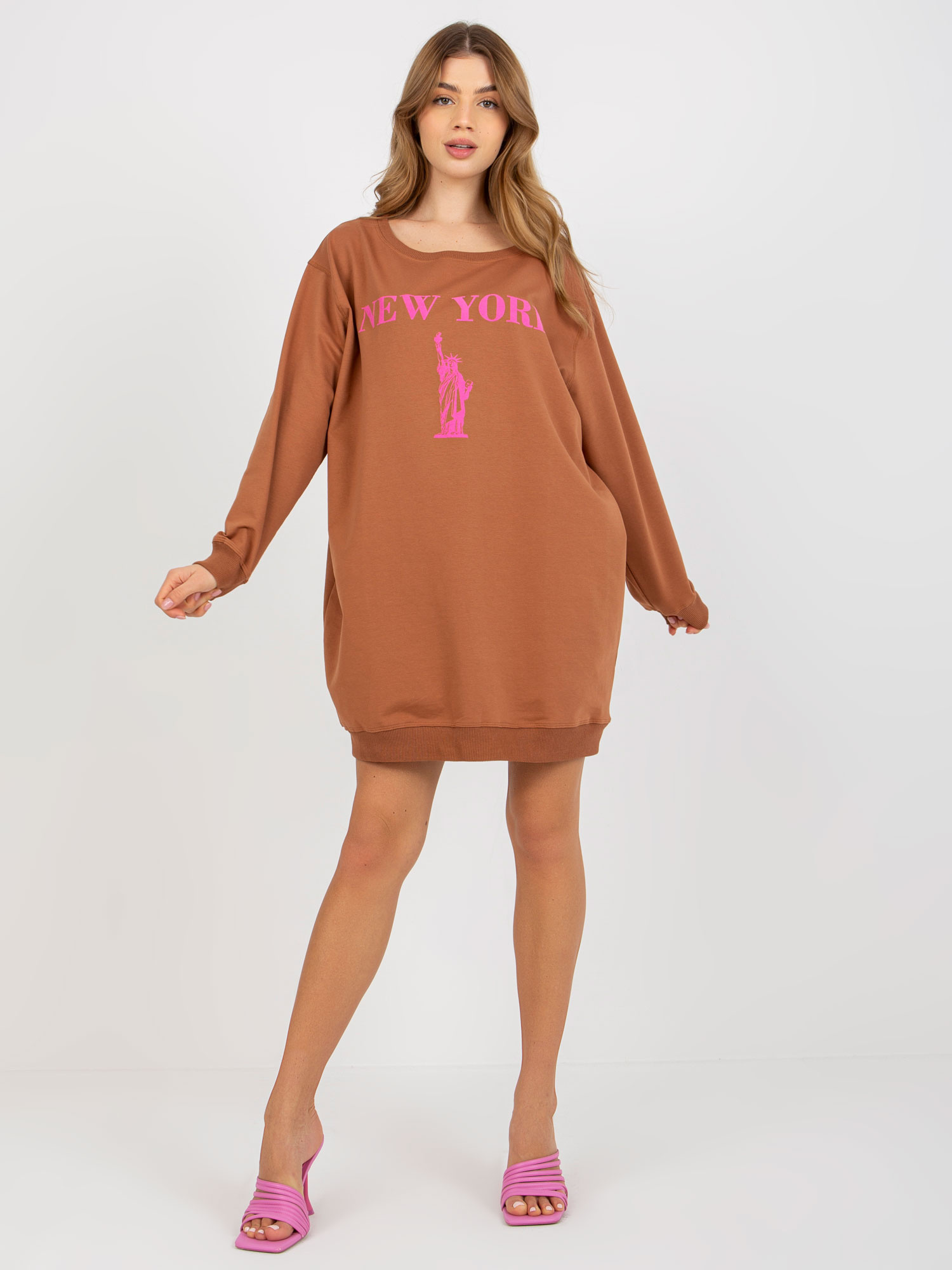 Jasnobrązowo-różowa długa bluza oversize z nadrukiem