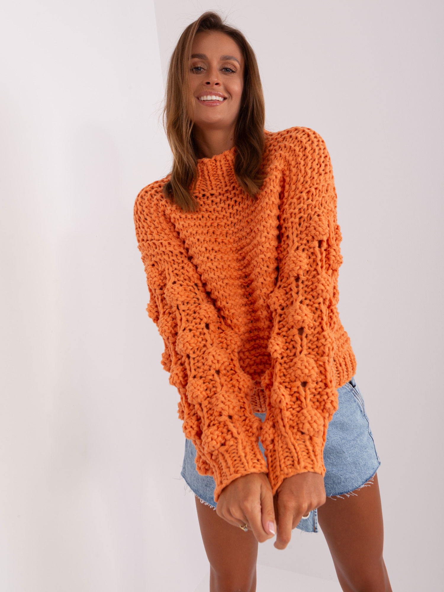 Pomarańczowy sweter oversize z grubym splotem