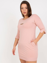 Brudnoróżowa dopasowana mini sukienka plus size z aplikacją