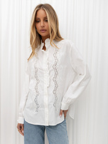 Weiße Baumwollbluse im Boho-Stil mit Stehkragen.