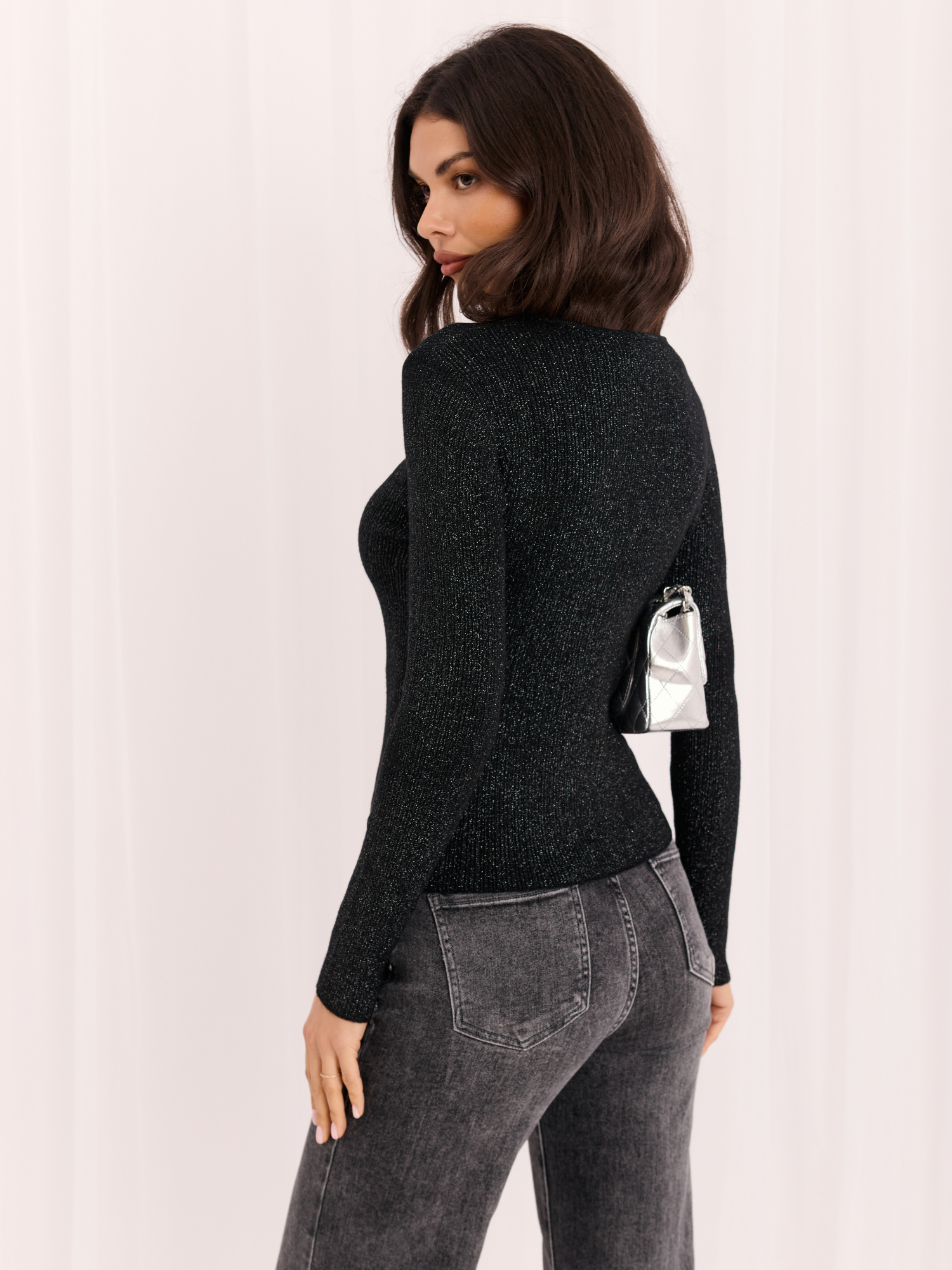 Czarny elegancki sweter z wycięciem na dekolcie