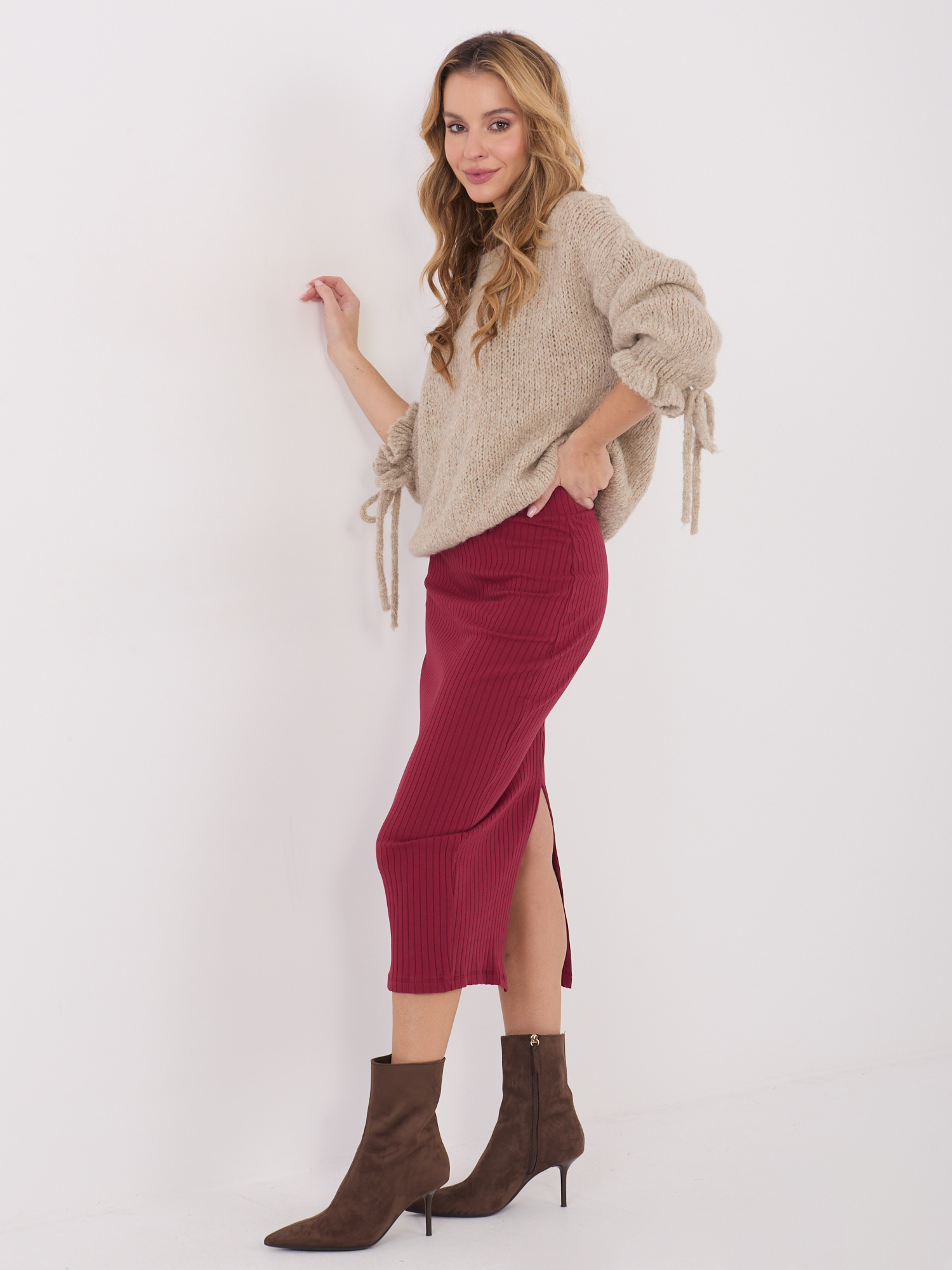 Burgundy skirt with a slit at the back RUE PARIS.