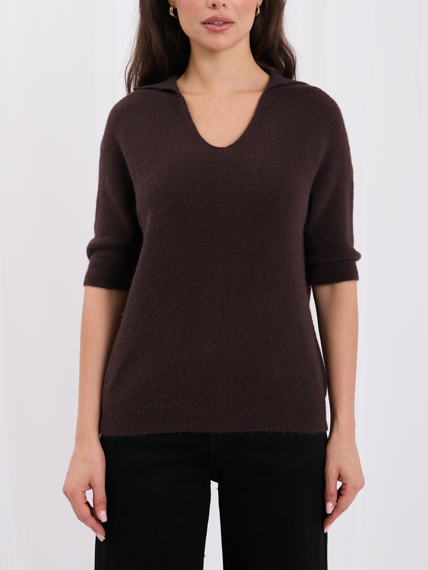 Schokoladenfarbener Damen-Polo-Pullover mit Mohair-Effekt.
