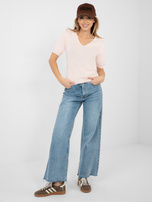 Jasnoróżowy damski sweter o dopasowanym kroju