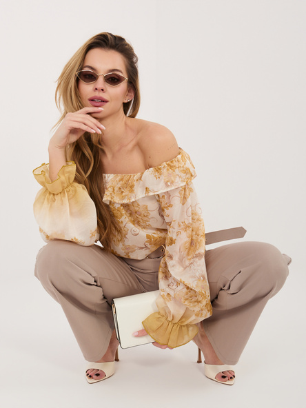 Żółta bluzka hiszpanka z kwiatowym motywem