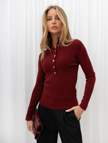Bordeauxfarbener, figurbetonter Pullover mit Stehkragen.