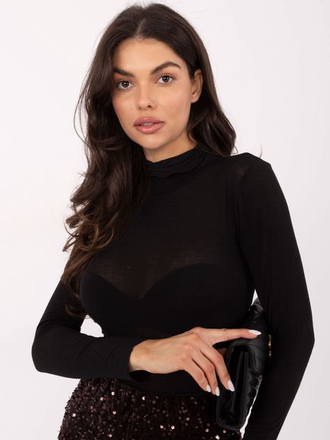 Czarna dopasowana bluzka z golfem