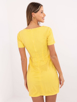 Hurt Ciemnożółta dopasowana sukienka koktajlowa na wesele