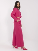 Fuksjowy garnitur z poduszkami na ramionach