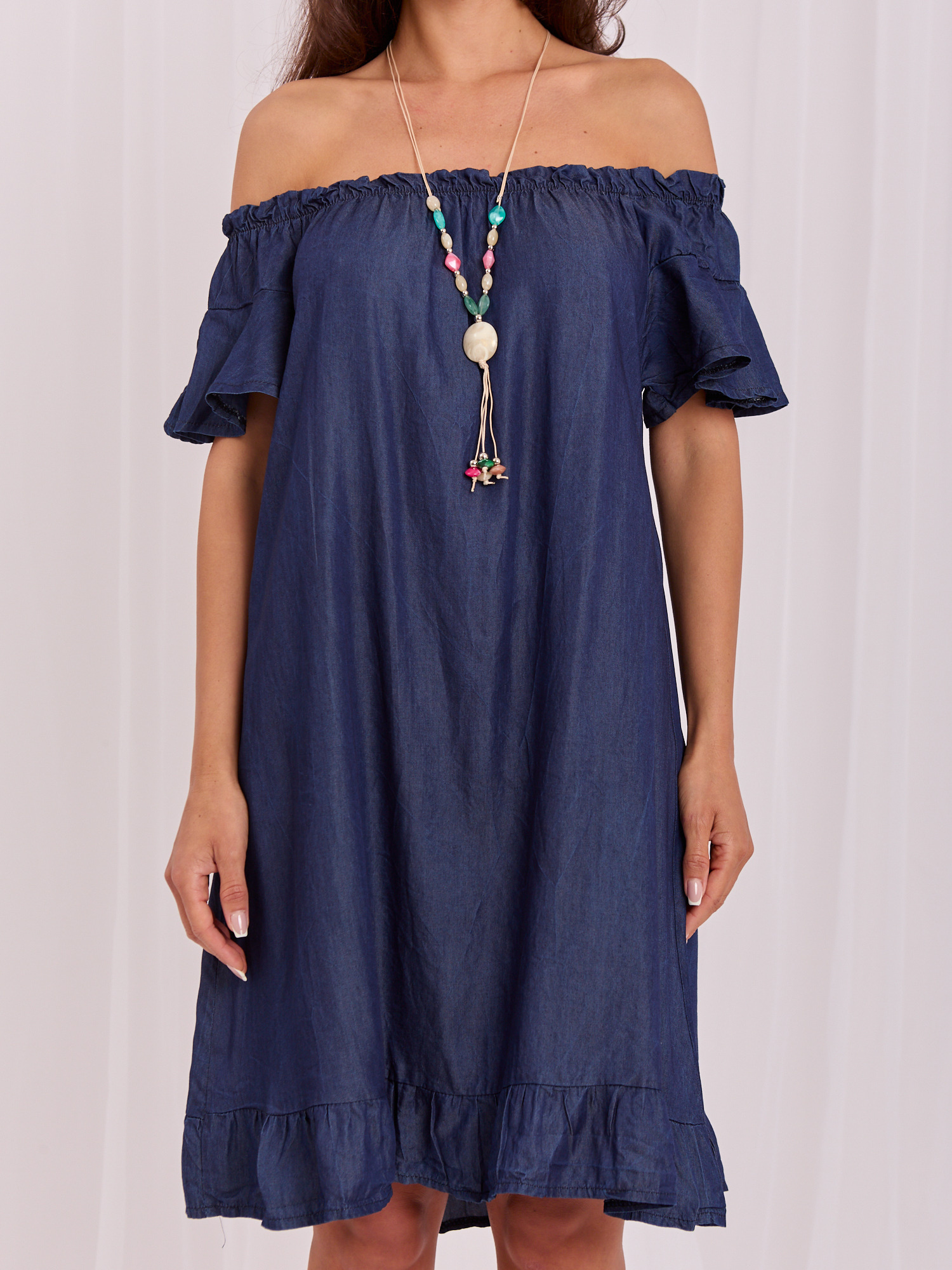 Dunkelblaues Off-Shoulder-Kleid mit Halskette.