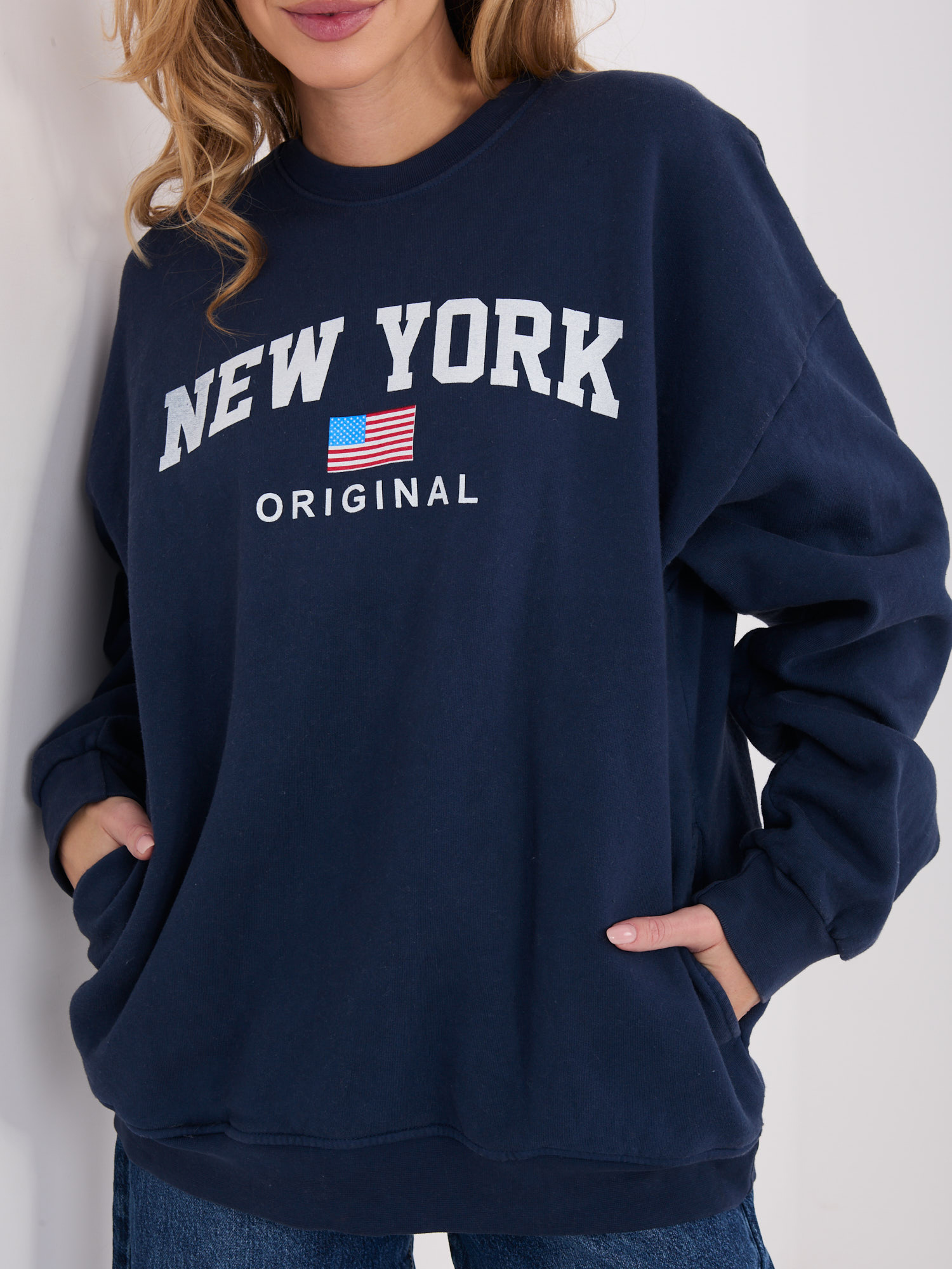 Modrá tepláková mikina s nápisem New York.