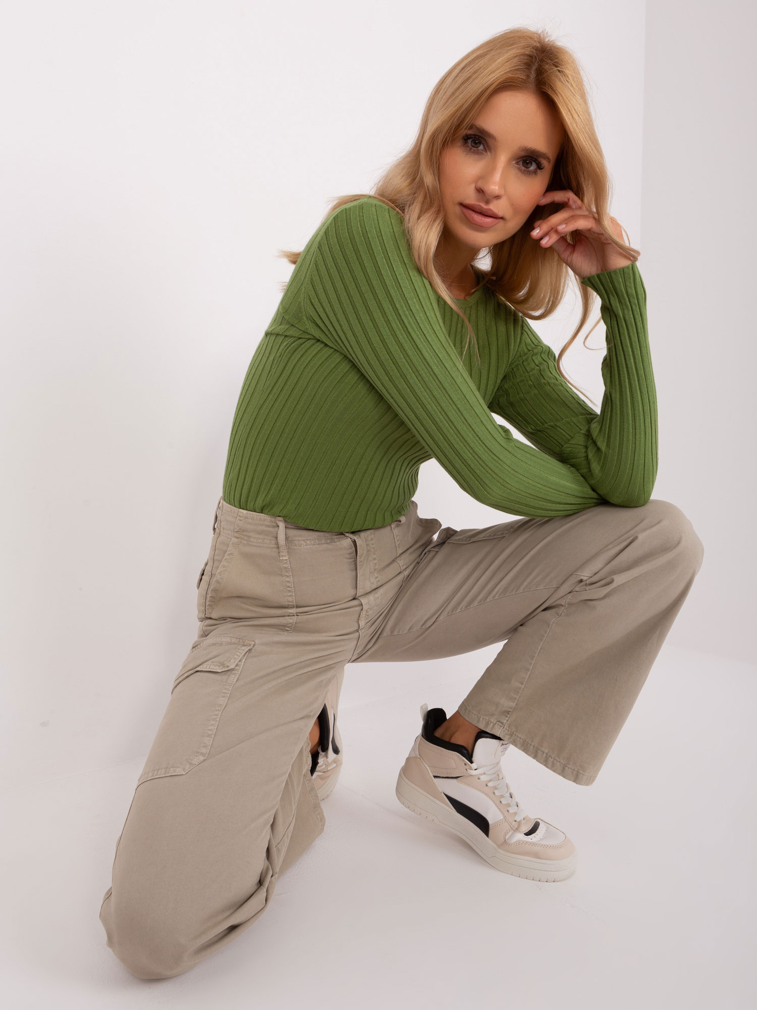Khaki sweter klasyczny z okrągłym dekoltem
