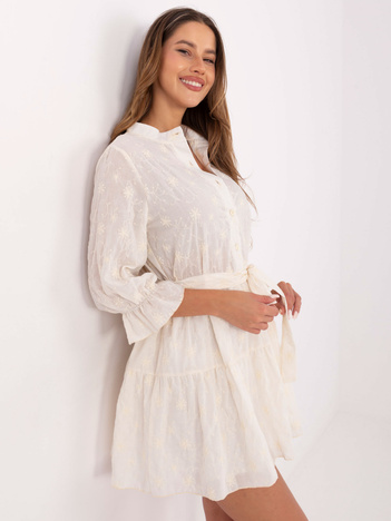 Jasnobeżowa haftowana sukienka z falbaną