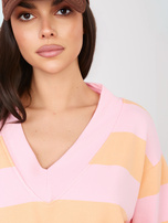 Rosa-orange farbige Oversize-Sweatshirt mit Streifen.