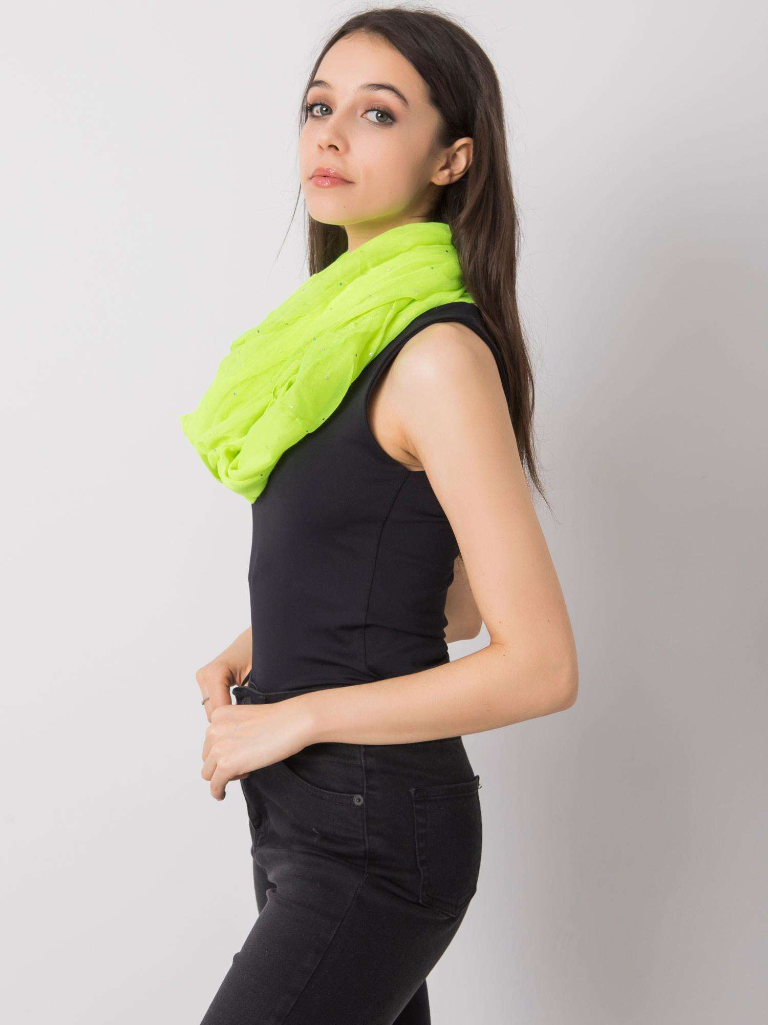 Fluo gelber Schal mit glänzender Applikation.