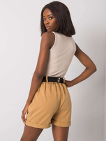 Camelowe szorty z paskiem Laurell