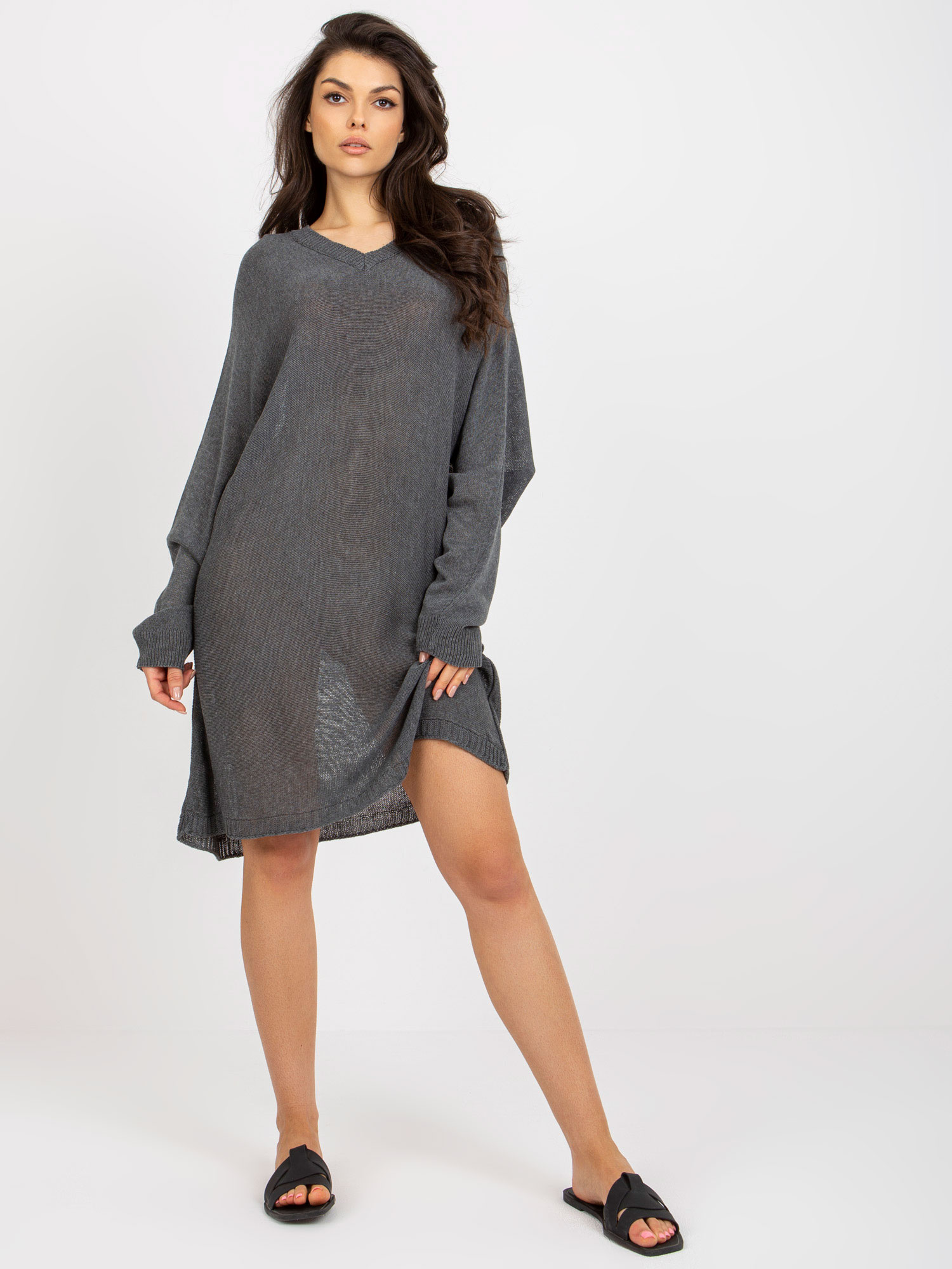 Ciemnoszara sukienka dzianinowa o kroju oversize