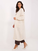 Helles Beige langer Cardigan ohne Verschluss.