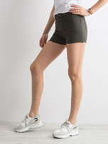Khaki-Shorts mit Knöpfen.