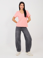 Brzoskwiniowy t-shirt basic z dekoltem V RUE PARIS 