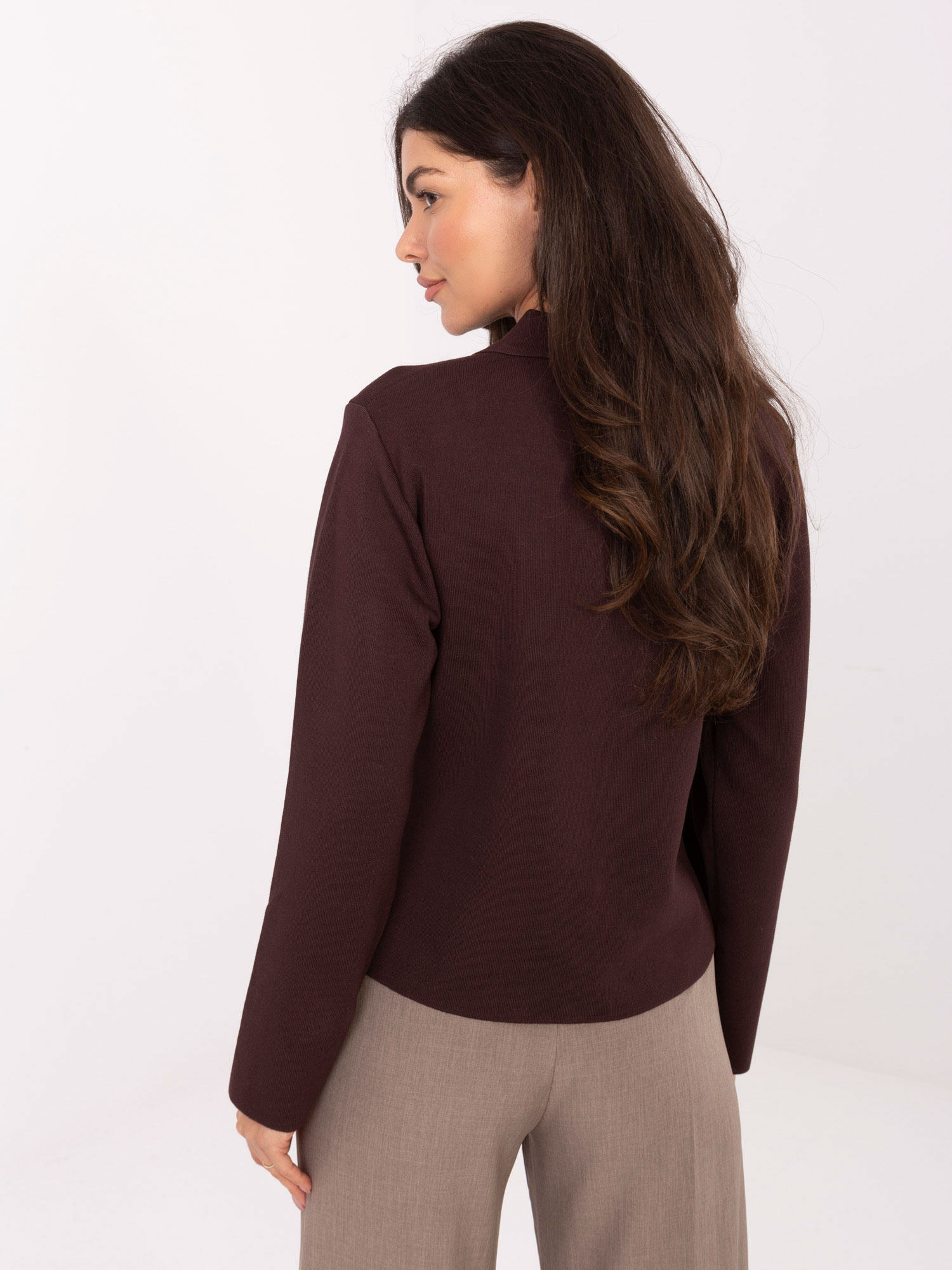 Schokoladenfarbener eleganter Pullover mit Druckknopfverschluss.