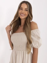 Beige Kleid mit elastischem Raffung.