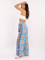 Niebieskie wzorzyste spodnie z paskiem