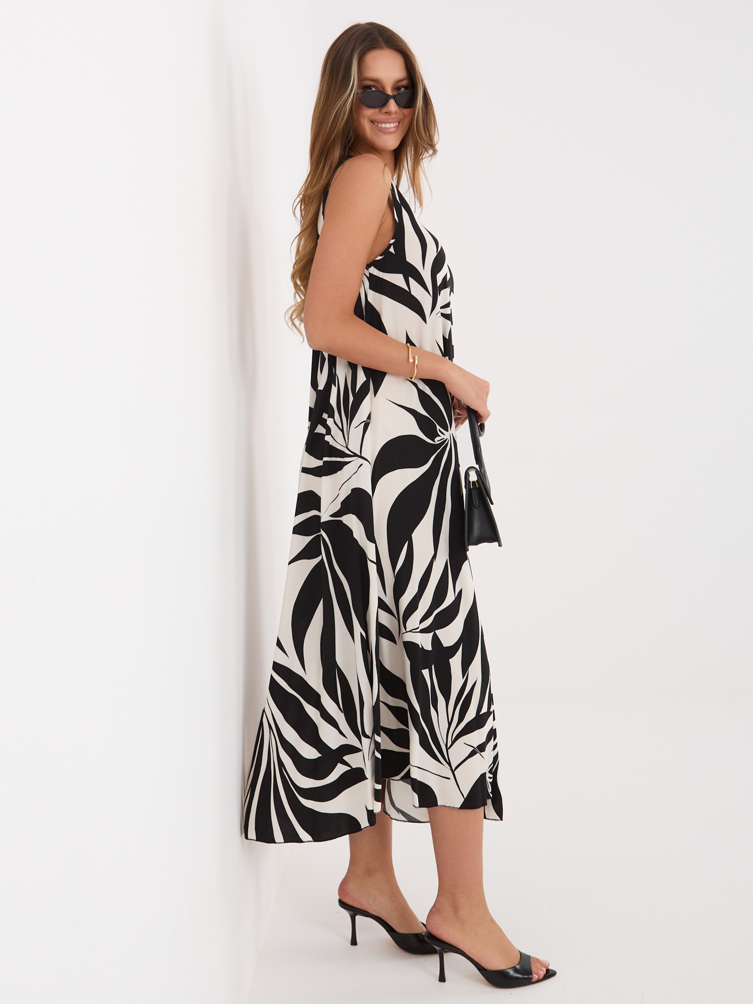 Czarna letnia sukienka z motywem roślinnym 