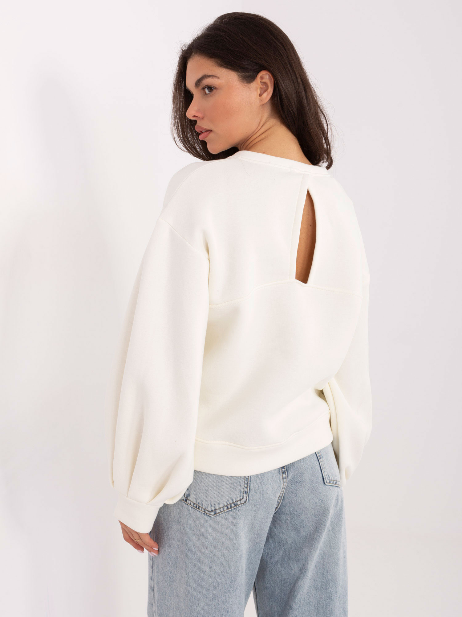 Ecru sweatshirt with embroidery.