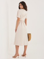 Jasnobeżowa letnia sukienka z ozdobnym detalem