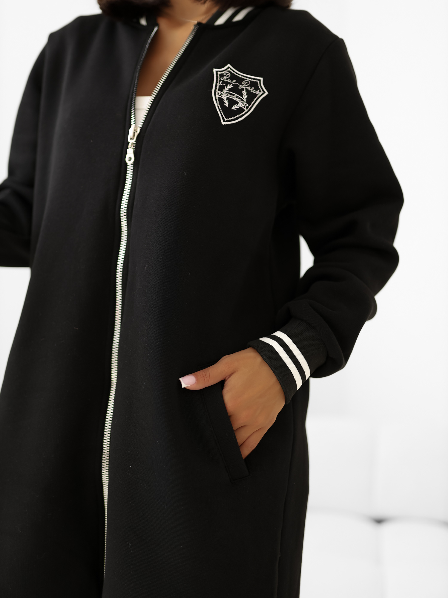 Schwarzer langer Reißverschluss-Pullover mit dem Aufnäher Lucia RUE PARIS.
