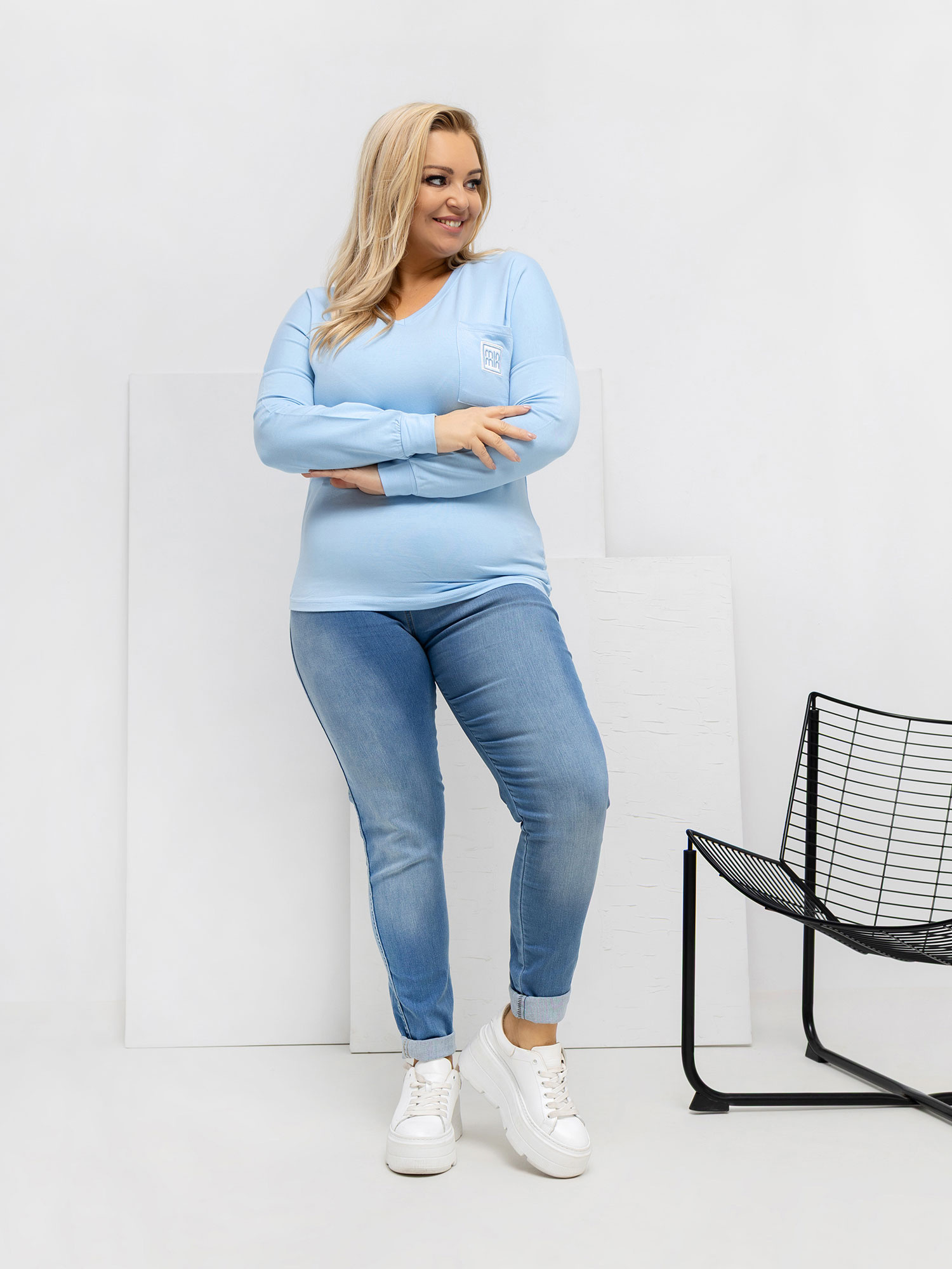 Světlomodrá blůza plus size s nášivkou.