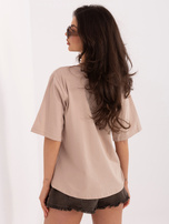 Ciemnobeżowy bawełniany t-shirt z dekoltem V RUE PARIS