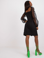 Czarna sukienka koktajlowa z bufiastymi rękawami 