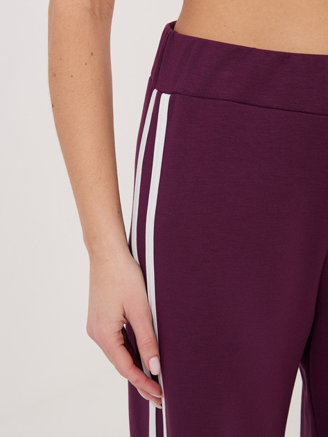 Śliwkowe dresowe spodnie z kontrastowymi lampasami