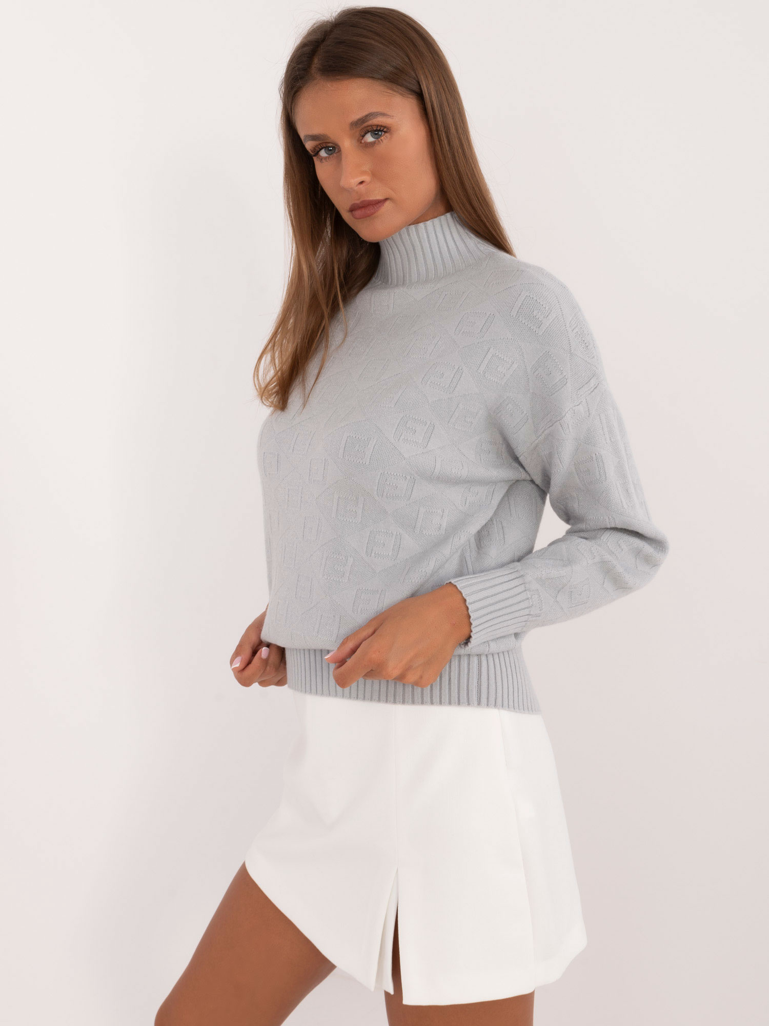 Hurtownia Jasnoszary wzorzysty sweter z półgolfem