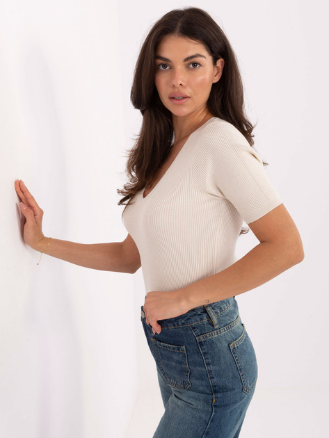 Jasnobeżowy dopasowany sweter w prążek