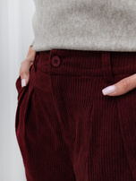 Bordeauxfarbene Cordhosen mit weitem Bein und Taschen.