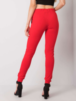 Czerwone spodnie dresowe z napisem Fatemah