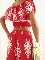 Rotes Sommer-Set mit weiten Hosen.