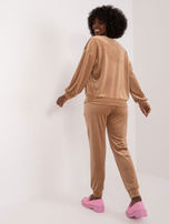 Hurt Ciemobeżowy welurowy komplet z kwiatową naszywką 