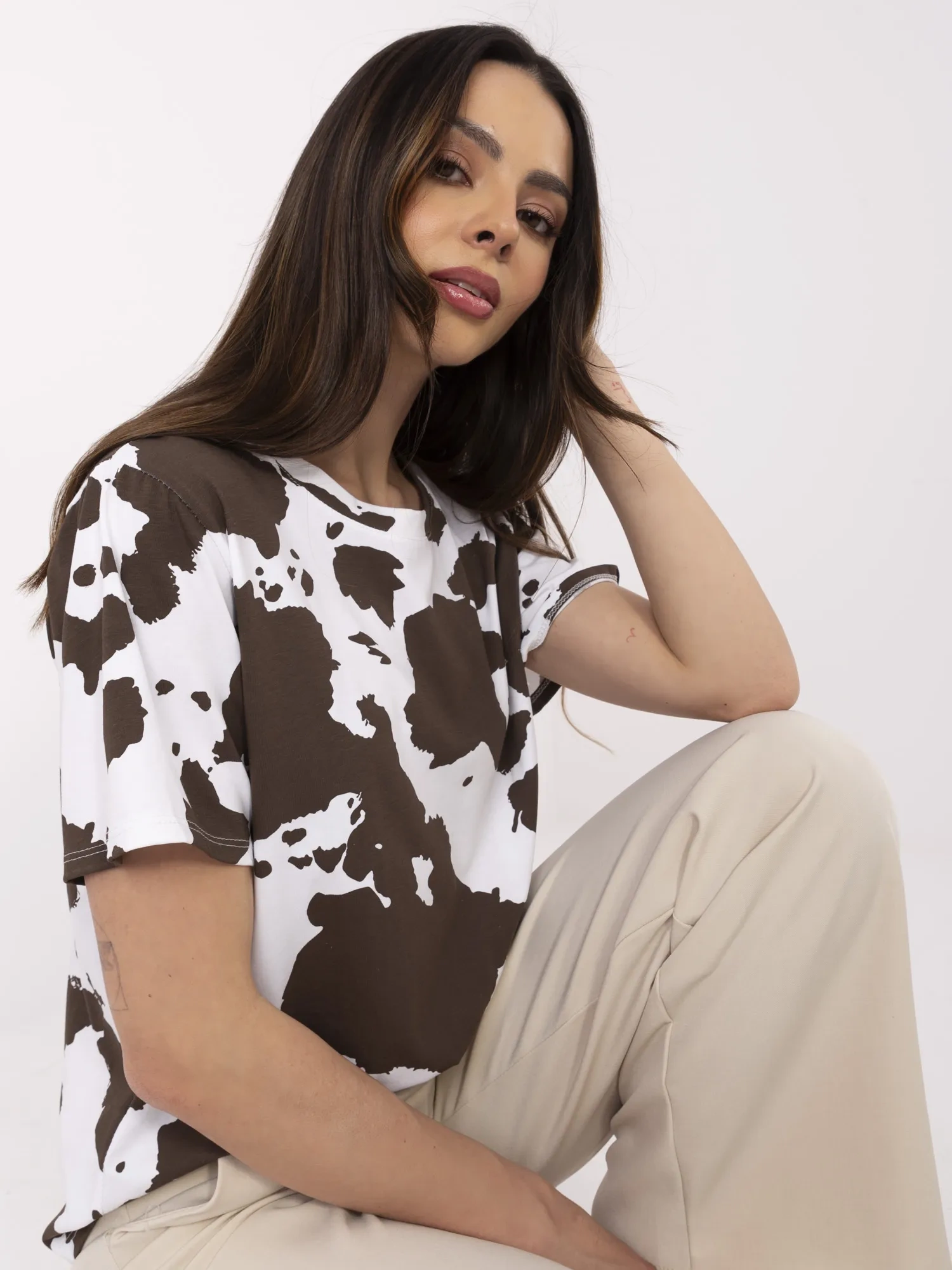 Braun-weiße Damen-T-Shirt mit Kuhflecken.